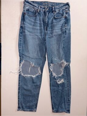 American Eagle Women's Distressed mom Jeans Size 4 extra short